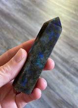 Load image into Gallery viewer, Labradorite Point