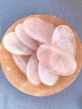 Cargar imagen en el visor de la galería, Serene Rose Quartz Palm Stones
