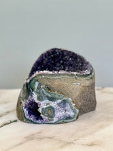 Cargar imagen en el visor de la galería, Violet Vision - Amethyst Geode
