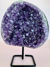 Cargar imagen en el visor de la galería, Amethyst Geode on Display
