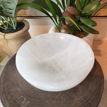 Cargar imagen en el visor de la galería, Lunar Glow - Selenite Charging Bowls
