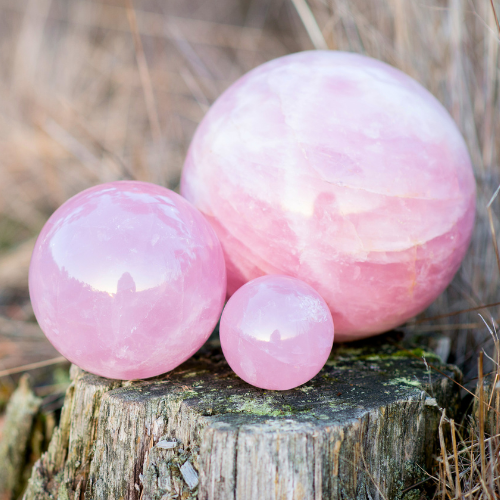 Esfera de cuarzo rosa encantada