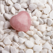 Cargar imagen en el visor de la galería, Corazones de cuarzo rosa llenos de amor
