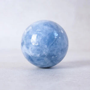 Esfera de calcita azul tranquila