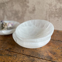 Cargar imagen en el visor de la galería, Lunar Glow - Selenite Charging Bowls
